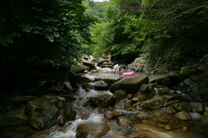 수락계곡은 대둔산을 찾은 등산객에게 아름다운 휴식처를 마련해주는 곳이다.