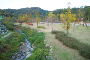 도심 속 가을을 만끽한다. 율봉공원