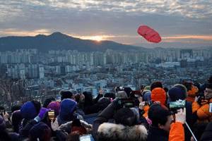 새로운 해맞이 명소…7000명 북적인 배봉산