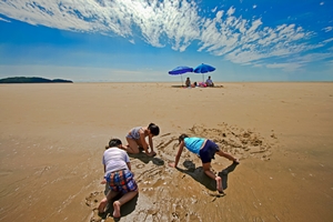 옹진군 보물섬 올해의 여름 휴가지로 주목받는다.