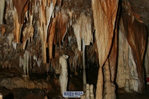 무더위 피해 신비한 땅속 여행, 단양 천연동굴 인기!