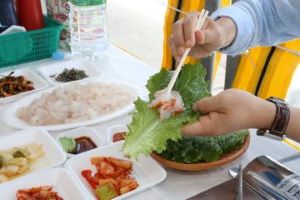 서천 자연산 광어도미 축제, 구름 인파 속 ‘대흥행중'