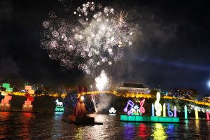 7만 여개의 유등 불 밝히며 2022 진주남강유등축제 개막