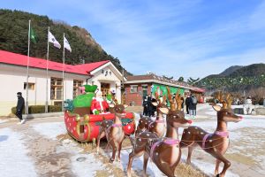 겨울이 더 즐거운 봉화 한겨울 산타마을, 관광객들 발길 이어져