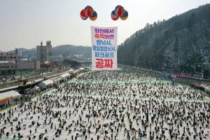 산천어축제 인기 비결 ‘얼음낚시 플러스 알파’ 