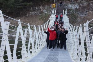 포항 천마저수지 둘레길 조성 준공식 … 저수지 횡단 출렁다리 ‘눈길’