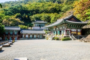 부처님 오신 날, 가야 설화 가득한 김해의 사찰 여행 