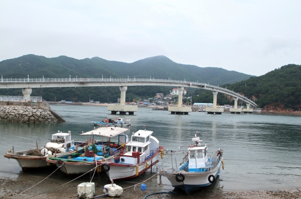 서쪽마을 포구에서 바라본 인도교과 호룡곡산