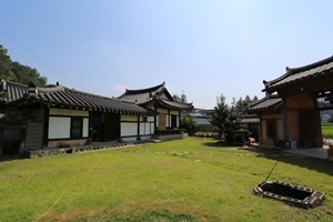 툇마루에 앉아 시름을 내려놓다. 한산이씨 대산종가(韓山李氏大山宗家),경상북도 안동시