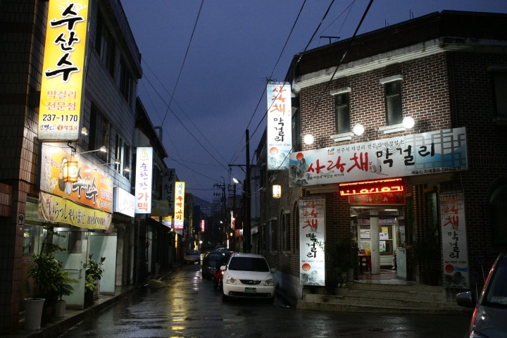 20여 가지의 안주가 제공되는 막걸리 시장