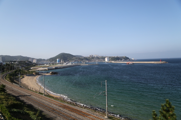 해안철길과 바다가 어우러진 묵호항 전경은 사람들을 매료시킨다.