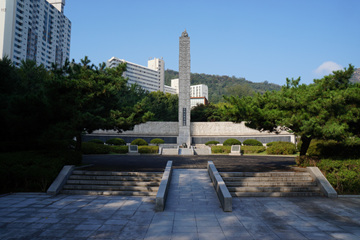 '안산 자락길'은 서대문형무소역사관에 있는 순국선열추념탑의 옆길에서부터 시작된다.