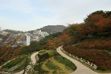 '안산 자락길'은 산책로와 나무 데크길이 잘 정비되어 있어 누구나 쉽게 오를 수 있다.