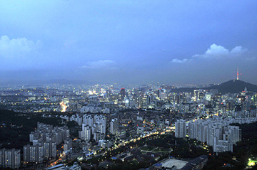어둠이 내리고 서울 시내가 화려한 불빛으로 물들기 시작한다.