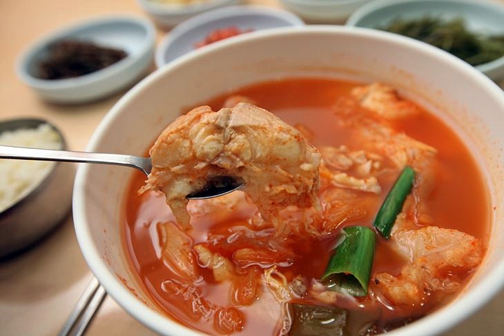 곰치는 살이 연해 부드러우며 담백한 맛이 난다.