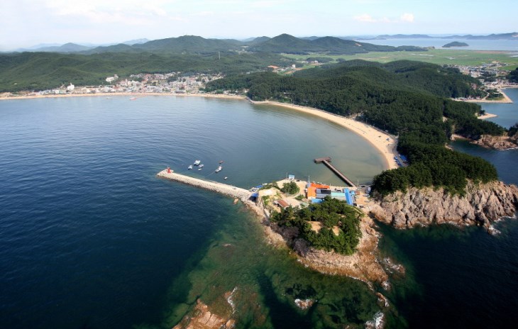 만리포 해수욕장은 충남 보령의 대천해수욕장, 전북 부안의 변산해수욕장과 함께 서해안 3대 해수욕장으로 꼽힌다.