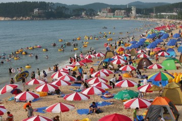 만리포 해수욕장은 드넓은 모래사장으로 유명하다.