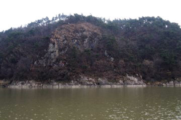 백마강이 유유히 흐르는 낙화암의 모습.