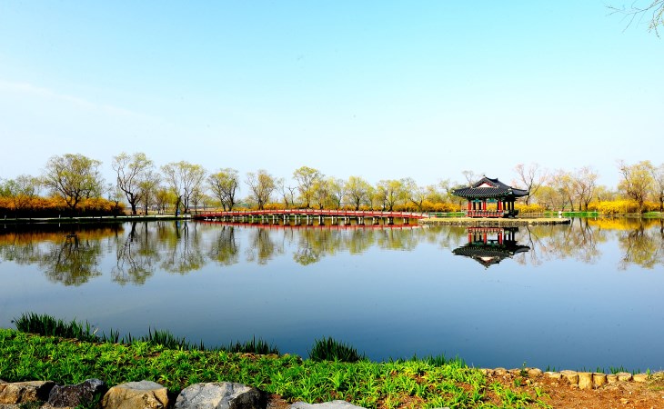 '궁남지'는 우리나라에서 최초로 조성된 인공 연못으로, 백제 무왕과 관련된 설화가 전해져 내려온다.