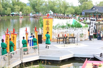 궁남지의 연꽃이 만발하는 매년 7~8월경이면 '서동연꽃축제'가 개최된다.