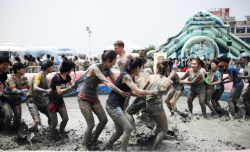 올해 보령머드축제에는 대형머드탕, 머드슈퍼슬라이드, 갯벌게임체험 등 다채로운 프로그램이 마련된다.