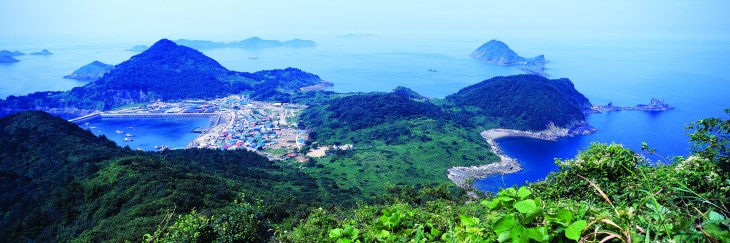 제6경인 외연열도는 봄철 피어나는 동백꽃와 영원한 사랑을 이루어준다는 '연리지'로 유명하다.