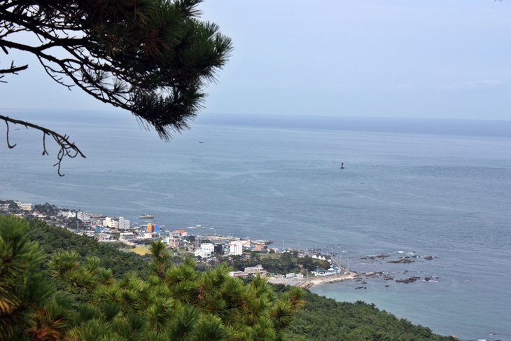 붉은 땅이 있어, 주전마을이라 불리게 된 곳. 인근의 산에 오르면 아담한 전경이 눈에 들어 온다.