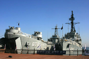 해군과 해병의 역사와 문화를 알수 있는 삽교호 함상공원 전경. 퇴역한 군함이 전시관으로 사용되고 있다.