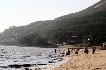 동막해변에서 즐거운 한 때를 보내고 있는 사람들의 모습.