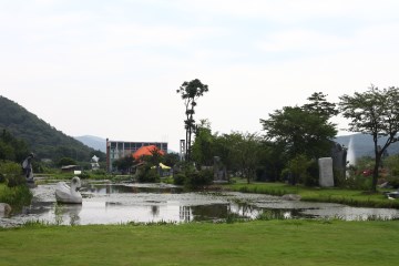 개화예술공원 전경(좌)과 공원 내 자리한 허브랜드 내부 모습(우).