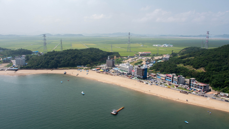 왜목마을 해수욕장 전경. 왜목마을 해수욕장은 충청남도에 조성된 제1호 인공 해수욕장이다.