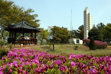 영흥도는 한국전쟁의 아픔과 그 아픔을 치유하려는 노력이 공존하는 곳이다.