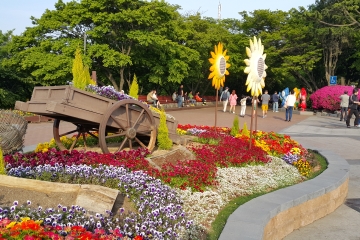 자유공원은 서양식 정원에서나 볼 수 있을 법한 이국적인 모습으로 꾸며져 있다.