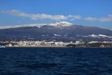 바다에서 바라 본 한라산 전경.