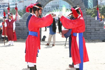 광안리 해수욕장 일원에서는 매년 광안리어방축제, 부산바다축제, 부산불꽃축제 등 대형 축제가 개최된다.