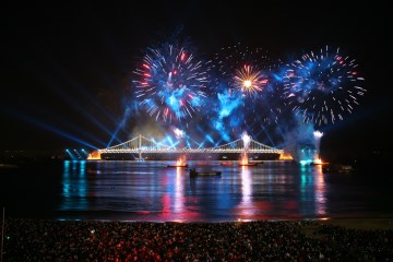 광안리 해수욕장 일원에서는 매년 광안리어방축제, 부산바다축제, 부산불꽃축제 등 대형 축제가 개최된다.