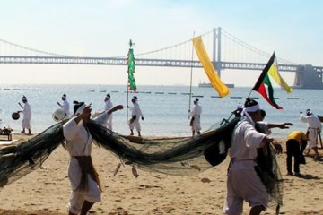 광안리어방축제에서는 다채로운 전통 놀이를 직접 감상할 수 있다.