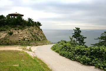 순서대로 제5경 아치섬, 제6경 75광장, 제7경 동삼동 패총, 제8경 감지해변 산책로의 모습.