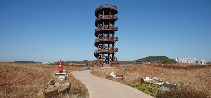 흔들전망대에 올라서면 시흥갯골의 풍경이 한 눈에 담긴다.