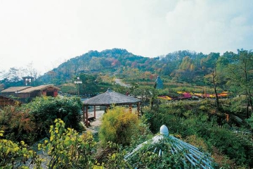 옥구공원의 낙조대에 올라서면 시흥 앞바다의 아름다움을 전망할 수 있다.