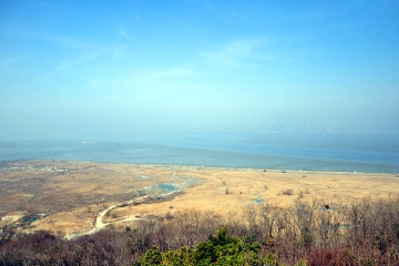 옥구공원의 낙조대에 올라서면 시흥 앞바다의 아름다움을 전망할 수 있다.