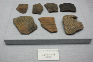 발굴 현장을 재현한 모습(좌)과 발굴된 그은무늬토기(우)의 모습.