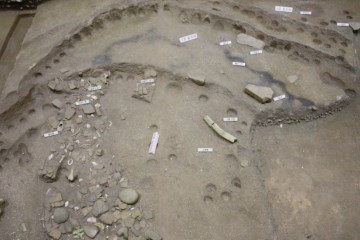 발굴 현장을 재현한 모습(좌)과 발굴된 그은무늬토기(우)의 모습.