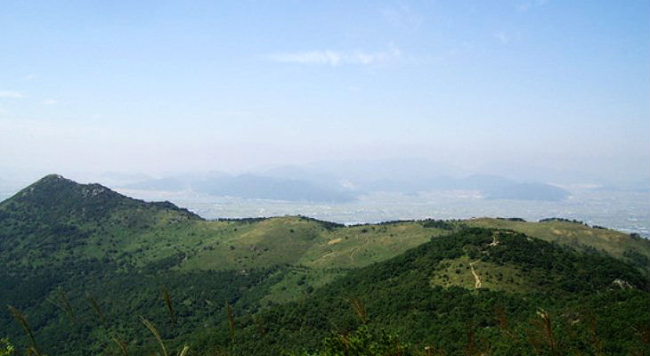 구덕산은 해발 565m의 산으로 서구 서대신동과 사하구 당리동, 사상구 학장동 등에 걸쳐 있다.