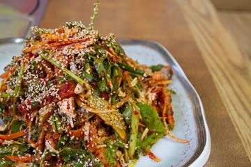 부산공동어시장 인근에는 횟집이 즐비해, 선어회, 서대회 등 다양한 회를 맛볼 수 있다.