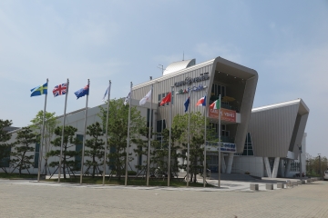 전곡항 마리나 클럽하우스의 모습. 여느 항구에서는 찾아볼 수 없는 모습이다.