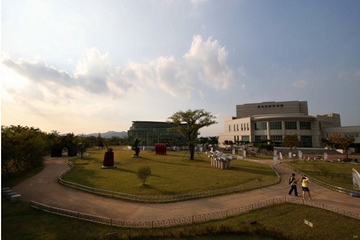 을숙도문화회관 전경(좌)과 낙동강하구에코센터(우)의 모습.
