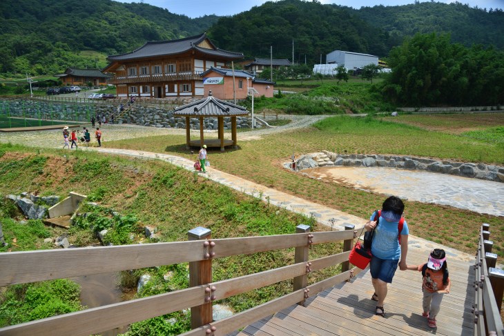 약초골한옥마을은 '약초'와 '한옥'을 주제로 하고 있는 이색 체험마을이다.