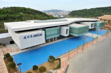 삼학도에 가면 목포요트마리나(좌)와 김대중노벨평화상기념관(우)를 함께 살펴볼 수 있다.