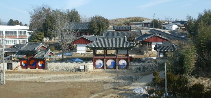 거창향교의 춘장대는 자칫 외삼문으로 착각할 수 있다.